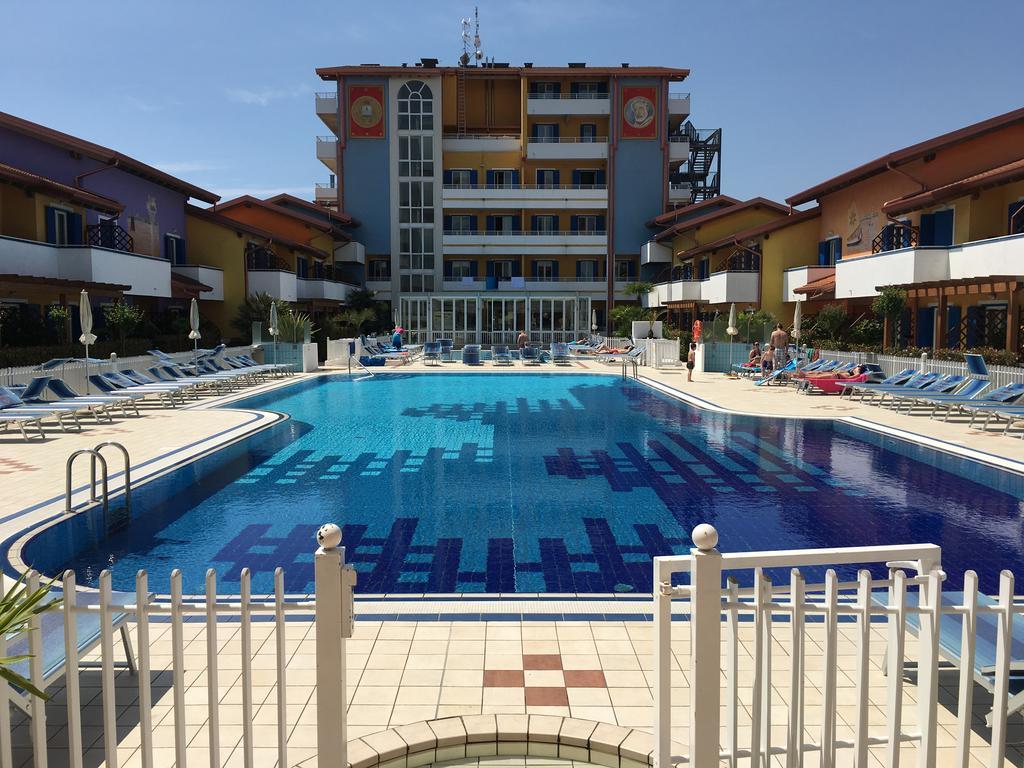 Villaggio Hemingway - Aparthotel Caorle Esterno foto